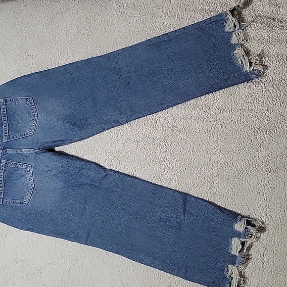 NWT-  FREE PEOPLE -Stylish Blue Frayed Hem Cropped Jeans. Sz 26 - Picture 8 of 10